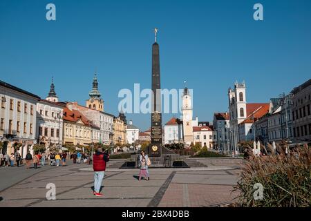 Banska Bystrica, Slovaquie - 27 octobre 2019 : place principale du soulèvement national slovaque. Vue sur l'obélisque, le château de Barbakan, la tour de l'horloge et le cathed Banque D'Images