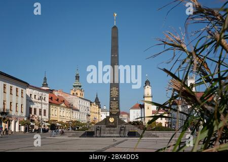 Banska Bystrica, Slovaquie - 27 octobre 2019 : place principale du soulèvement national slovaque. Vue sur l'obélisque, le château de Barbakan, la tour de l'horloge et le cathed Banque D'Images