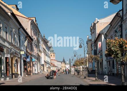 Banska Bystrica, Slovaquie - 27 octobre 2019 : place principale du soulèvement national slovaque. Vue sur la rue Dogna menant à la place principale historique avec peo Banque D'Images