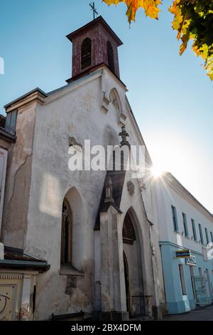 Banska Bystrica, Slovaquie - 27 octobre 2019 : vue sur l'église Sainte-Elisabeth à Banska Bystrica par beau temps Banque D'Images