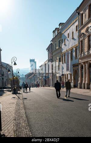 Banska Bystrica, Slovaquie - 27 octobre 2019 : place principale du soulèvement national slovaque. Vue sur la rue Dogna menant à la place principale historique avec peo Banque D'Images