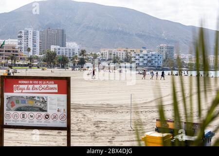 Contrôle de l'accès et de l'utilisation de la plage à Los Cristianos pendant la phase deux de la désescalade, Covid 19, virus corona, état d'urgence, Tenerife, Canaries Banque D'Images