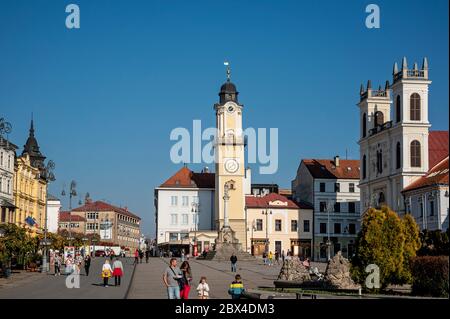 Banska Bystrica, Slovaquie - 27 octobre 2019 : place principale du soulèvement national slovaque. Vue sur la rue Dogna menant à la place principale historique avec peo Banque D'Images