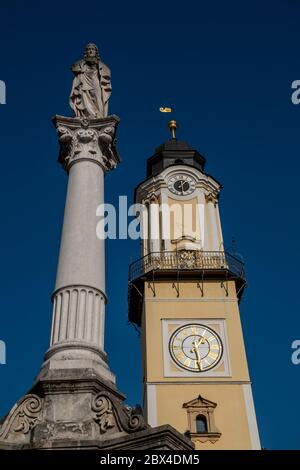 Banska Bystrica, Slovaquie - 27 octobre 2019 : place principale du soulèvement national slovaque. Vue sur la colonne marian et la tour de l'horloge sur la place principale historique Banque D'Images