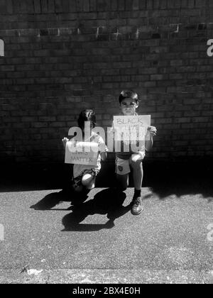 Les enfants prennent le genou. Black Lives Matters, manifestation de Londres, mai 2020. Mes enfants. En solidarité. À un certain niveau, ils ne pouvaient pas comprendre pourquoi la police blanche allait c Banque D'Images