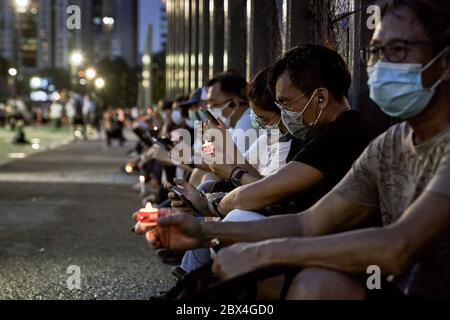 Hong Kong, Chine. 04e juin 2020. Les gens tiennent leurs bougies pendant le 31e anniversaire du massacre de Tienanmen. Des milliers de personnes se sont rassemblées pour la commémoration annuelle du parc Victoria pour marquer le massacre de la place Tiananmen en 1989, malgré une interdiction de police qui a invoqué des restrictions de distance sociale du coronavirus. Crédit : SOPA Images Limited/Alamy Live News Banque D'Images