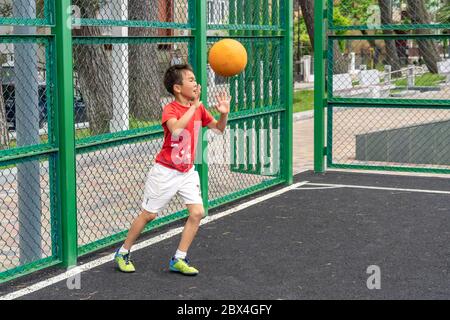 Kobuleti, Géorgie - 1er juin 2020 : enfants jouant au basket-ball sur l'aire de jeux Banque D'Images