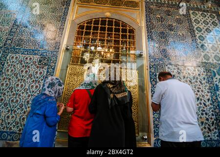 Musulmans qui prient dans la cour de la mosquée Eyup Sultan, un des symboles d'Istanbul, qui a été fermé par la Direction des affaires religieuses pour Banque D'Images