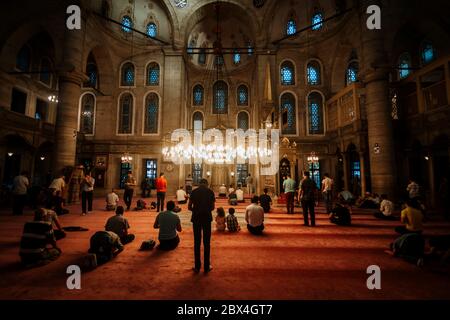 Vue intérieure de la mosquée du mausolée du Sultan Eyup. Beaucoup de gens prient. Mosquée d'Istanbul. Turquie Banque D'Images