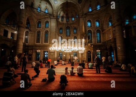 Vue intérieure de la mosquée du mausolée du Sultan Eyup. Beaucoup de gens prient. Mosquée d'Istanbul. Turquie Banque D'Images