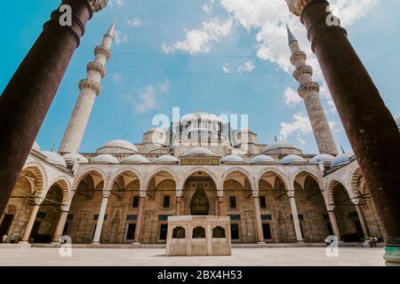 Cour de la mosquée Selimiye à Edirne, Turquie. La mosquée est inscrite au patrimoine mondial de l'UNESCO. La mosquée a été commandée par le sultan Selim II, et a été b Banque D'Images