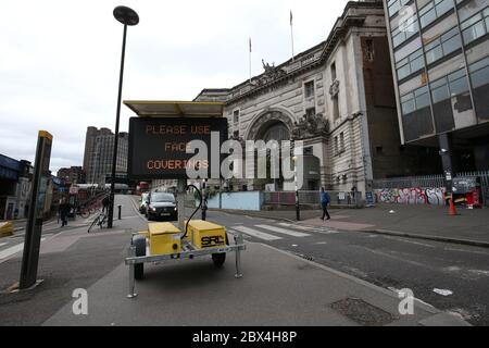 Une affiche demandant aux gens d'utiliser des revêtements de visage à l'extérieur de la gare de Waterloo à Londres, suite à l'annonce que le port d'un revêtement de visage sera obligatoire pour les passagers des transports en commun en Angleterre à partir de juin 15. Banque D'Images