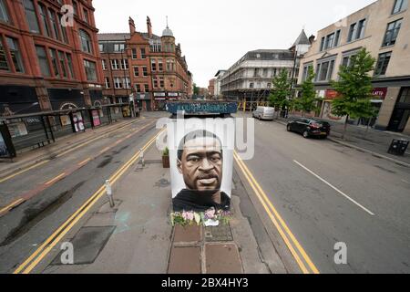 Manchester, Royaume-Uni. 4 juin 2020. Photo prise le 4 juin 2020 montre une fresque de George Floyd, qui a été étouffé à mort sous garde à vue dans le centre-ouest de l'État américain du Minnesota la semaine dernière, dans le centre de Manchester, en Grande-Bretagne. Crédit : Jon Super/Xinhua/Alay Live News Banque D'Images