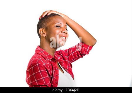 style de vie portrait ludique de jeune attrayant et heureux noir frais afro-américaine femme dans une chemise décontractée sourire positif isolé sur fond blanc Banque D'Images