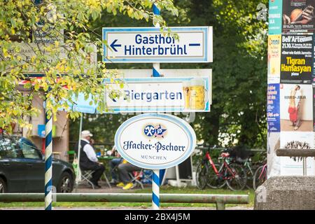 Munich, Allemagne-septembre 24,2017 : panneaux sur une rue pour vous indiquer la route vers un parc à proximité à Munich Banque D'Images