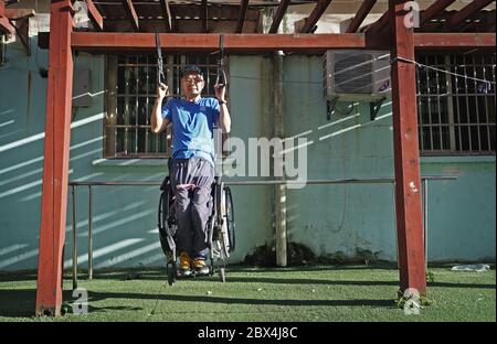 (200605) -- NANCHANG, 5 juin 2020 (Xinhua) -- Xie Junwu exerce ses activités à Nanchang, capitale de la province de Jiangxi, en Chine orientale, le 19 mai 2020. Xie Junwu, 50 ans, est une formatrice de réadaptation au Centre de réadaptation Jiangxi Leqiu. XIE, qui était handicapé par une lésion de la moelle épinière il y a 28 ans, s'est intéressé aux compétences en fauteuil roulant en 2001 et a mis en place un club pour les coureurs en fauteuil roulant à Nanchang en 2016. XIE et ses coéquipiers ont rejoint le marathon en ligne en fauteuil roulant du marathon international de Nanchang 2020 le 31 mai 2020. (Xinhua/WAN Xiang) Banque D'Images