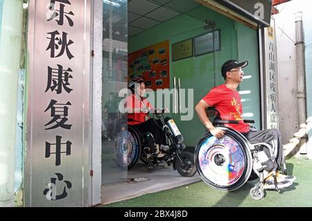 (200605) -- NANCHANG, 5 juin 2020 (Xinhua) -- Xie Junwu (R) quitte le Centre de réhabilitation de Jiangxi Leqiu pour participer au marathon en ligne en fauteuil roulant du Marathon international de Nanchang 2020 à Nanchang, capitale de la province de Jiangxi, en Chine orientale, le 31 mai 2020. Xie Junwu, 50 ans, est une formatrice de réadaptation au Centre de réadaptation Jiangxi Leqiu. XIE, qui était handicapé par une lésion de la moelle épinière il y a 28 ans, s'est intéressé aux compétences en fauteuil roulant en 2001 et a mis en place un club pour les coureurs en fauteuil roulant à Nanchang en 2016. XIE et ses coéquipiers ont rejoint le marathon en ligne en fauteuil roulant de Banque D'Images