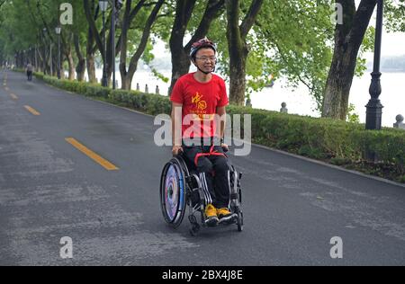 (200605) -- NANCHANG, 5 juin 2020 (Xinhua) -- Xie Junwu participe au marathon en ligne en fauteuil roulant du marathon international de Nanchang 2020 à Nanchang, capitale de la province de Jiangxi, en Chine orientale, le 31 mai 2020. Xie Junwu, 50 ans, est une formatrice de réadaptation au Centre de réadaptation Jiangxi Leqiu. XIE, qui était handicapé par une lésion de la moelle épinière il y a 28 ans, s'est intéressé aux compétences en fauteuil roulant en 2001 et a mis en place un club pour les coureurs en fauteuil roulant à Nanchang en 2016. XIE et ses coéquipiers ont rejoint le marathon en ligne en fauteuil roulant du marathon international de Nanchang 2020 le 31 mai 2 Banque D'Images