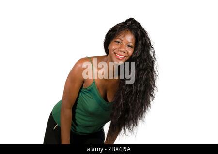 Portrait isolé de la jeune heureuse et belle femme noire africaine américaine posant insouciante sentiment positif regardant la caméra sourire Banque D'Images