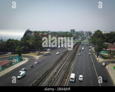 (NOTE AUX ÉDITEURS : image prise avec un drone) vue aérienne de l'avenue Tlalpan pendant la troisième phase de la pandémie Covid-19. Mexico reste un État du pays où le nombre de cas et de décès liés au coronavirus est plus élevé. Cependant, certaines municipalités sans cas de coronavirus confirmés rouvriront progressivement leurs activités et s'adapteront à la « nouvelle normalité » appelée par le Gouvernement mexicain. Banque D'Images