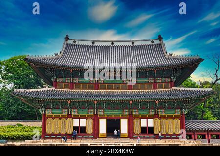 Visiteurs au hall Inskyjeongjeon au palais Changdeokgung à Séoul. Banque D'Images