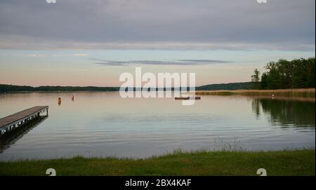 01 juin 2020, Brandebourg, Eberswalde: Le Werbellinsee se trouve tranquillement sous le ciel de couleur pastel dans la soirée. Dans l'année de la crise de Corona, les vacances à l'intérieur des terres deviennent de nouveau intéressantes. Photo: Annette Riedl/dpa-Zentralbild/ZB Banque D'Images