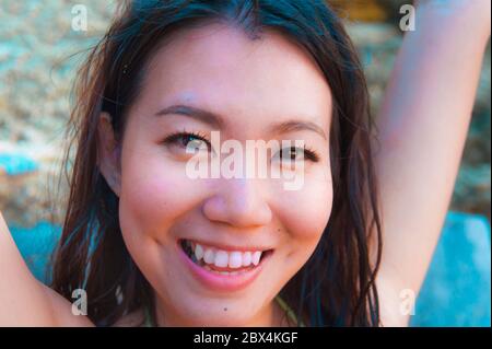 Gros plan portrait de style de vie de jeune femme asiatique coréenne belle et heureuse sur ses années 20 ou 30 souriant gai lever les bras insouciant et excité ayant Banque D'Images
