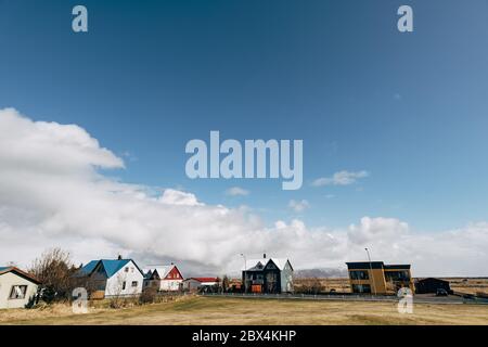 Une rue avec des immeubles d'appartements, dans une zone de couchage en Islande, où vivent les Islandais, contre un ciel bleu avec des nuages blancs. Banque D'Images