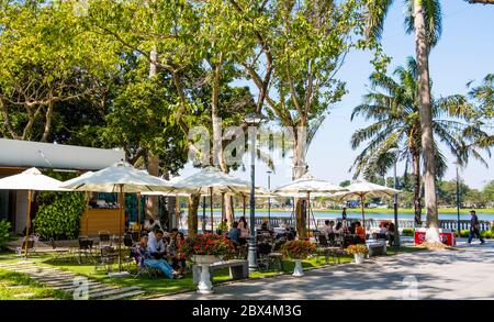 Terrasse de café, Parc février 3, Hue, Vietnam Banque D'Images