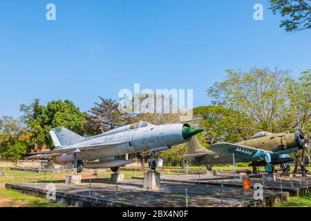 Avion à réaction MIG-21 utilisé par l'armée de résistance du Vietnam et l'avion américain AD-6 en arrière-plan, Musée d'histoire de Thua Thien Hue, Musée de la guerre de Hue, Hue, Vietnam Banque D'Images