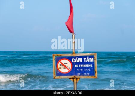 Pas de signe de natation et drapeau rouge, My Khe Beach, Danang, Vietnam Banque D'Images