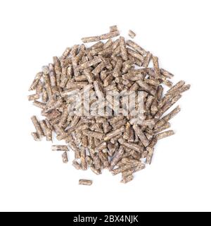 Pile de pellets d'herbe sèche pour rongeurs isolés sur fond blanc Banque D'Images