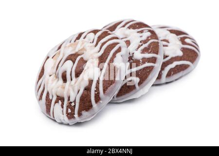 Groupe de biscuits ronds au chocolat assaisonnés de glaçage blanc sur fond isolé Banque D'Images