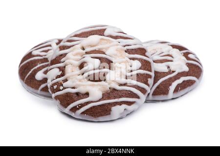 Groupe de biscuits ronds au chocolat assaisonnés de glaçage blanc sur fond isolé Banque D'Images