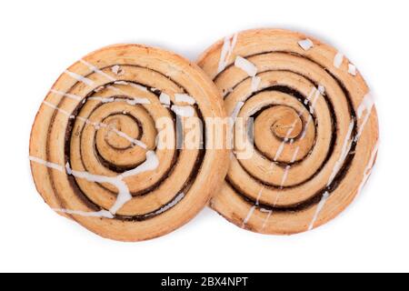 Petits pains à la cannelle fraîchement cuits isolés sur fond blanc Banque D'Images