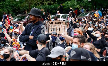 New York, NY 2 juin 2020. Les gens se sont arrêtés le long de East End Avenue en montrant des panneaux « We Wightn't Stop the Fight » et en levant des poings dans les airs lors d'une marche de solidarité Black Lives Matter via Manhattan en appelant à la justice dans une série récente de meurtres de la police américaine : George Floyd, Breonna Taylor et d'innombrables autres. Des milliers de personnes se sont jointes à la marche de protestation de Foley Square s'arrêtant près de Gracie Mansion, la maison du maire de New York, avant de déménager à Times Square plus tard dans la soirée. 2 juin 2020 Banque D'Images