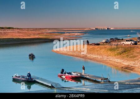 Bateaux à moteur à la rampe d'accès au lac Falcon, réservoir sur Rio Grande, barrage Falcon à distance, lever du soleil, parc national Falcon, vallée de Rio Grande, Texas, États-Unis Banque D'Images