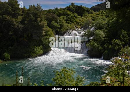 Paysage paradisiaque avec cascades dans le Parc National de Krka en Croatie en été Banque D'Images