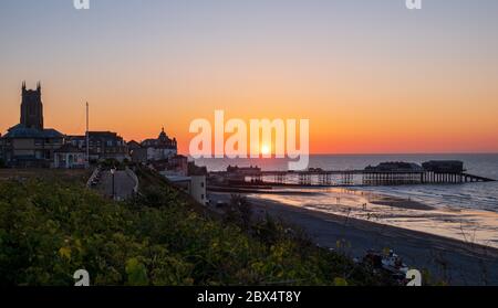 Ville de Cromer et jetée au coucher du soleil. Banque D'Images