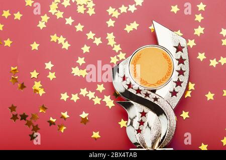 Golden Superprize avec une dispersion d'étoiles sur fond rouge. Banque D'Images