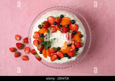 Gâteau aux baies sur fond rose. Délicieux dessert Banque D'Images