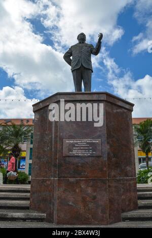 Bridgetown Barbade, Caraïbes - 22 septembre 2018 : statue d'Errol Walton Barrow, premier Premier ministre de la Barbade et père de l'indépendance. Verticale Banque D'Images