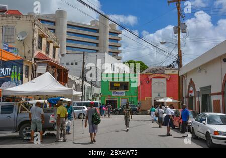 Bridgetown, Barbade, Caraïbes - 22 sept 2018 : la rue avec de belles maisons colorées à Bridgetown. Nuages blancs dans le ciel bleu. Copier l'espace Banque D'Images