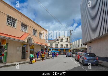 Bridgetown, Barbade, Caraïbes - 22 septembre 2018 : les rues de la ville centrale de Bridgetown, Barbade. Nuages blancs dans le ciel bleu. Copier l'espace Banque D'Images