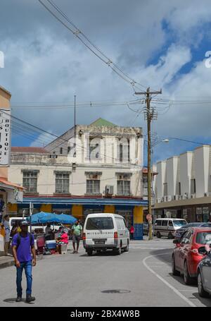 Bridgetown, Barbade, Caraïbes - 22 sept 2018:les rues du centre-ville de Bridgetown, Barbade. Nuages blancs dans le ciel bleu. Copier l'espace. Verticale Banque D'Images