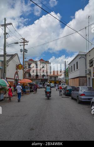 Bridgetown, Barbade, Caraïbes - 22 septembre 2018 : piétons dans les rues du centre-ville de Bridgetown. Copier l'espace. Verticale Banque D'Images