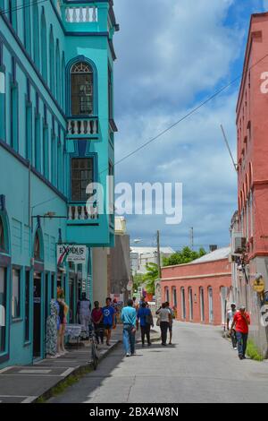 Bridgetown, Barbade, Caraïbes - 22 septembre 2018 : piétons dans les rues avec maisons colorées dans le centre-ville de Bridgetown. Copier l'espace. Verticale Banque D'Images