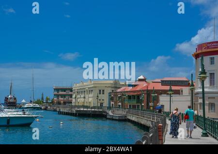 Bridgetown, Barbade, Caraïbes - 22 septembre 2018 : couple marchant le long de la promenade de la baie de la marina de Bridgetown, Barbade. Copier l'espace Banque D'Images