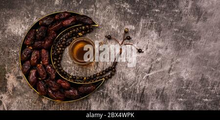 Moon Shape plate avec des dates et thé Iftar image concept islamique Eid Al Adha fond, Ramadan kareem fond Banque D'Images