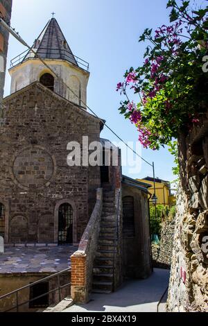 Corniglia, Italie - 8 juillet 2017 : vue sur l'église de San Pietro in Corniglia, Cinque Terre Banque D'Images